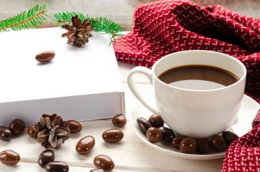 Kış arkaplanı - şeker kamışlı fincan, pencere pervazında yün eşarp ve dışarıda kış manzarası