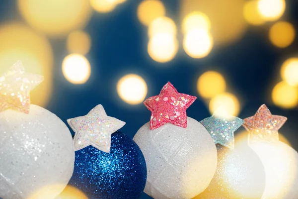 白と青のクリスマスボールと新年の挨拶カード. — ストック写真