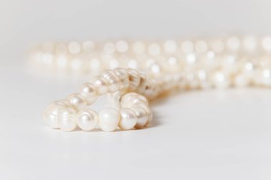 Beyaz üzerine yumuşak odaklı beyaz inci dizisi..
