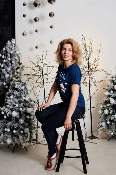 Giovane Donna Riccia Bionda Indossa Shirt Con Christmas Time Sign — Foto Stock