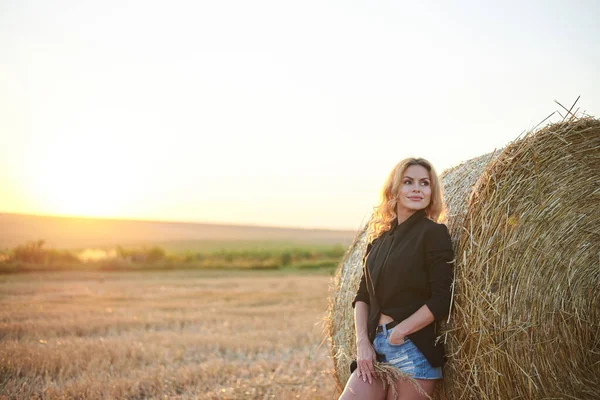 Young Blond Woman Wearing Black Jacket Jeans Shorts Leaning Wheat — Stock Photo, Image