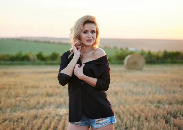 Young Blond Woman Wearing Black Jacket Jeans Shorts Posing Wheat — Stock Photo, Image