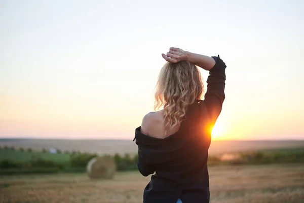 Giovane Donna Bionda Indossa Giacca Nera Pantaloncini Jeans Posa Con — Foto Stock