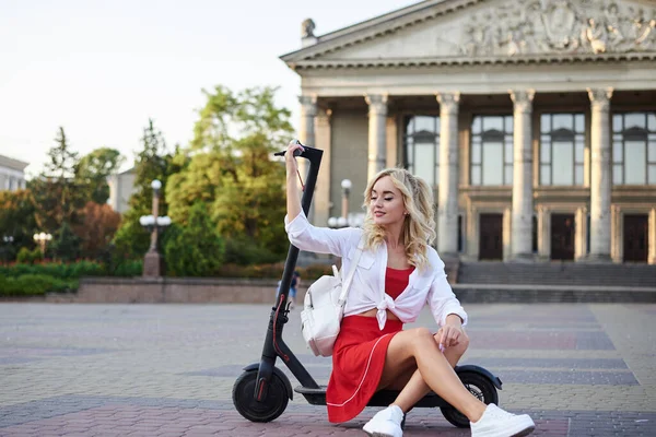 Mulher Loira Jovem Sentada Scooter Elétrico Preto Centro Cidade Frente — Fotografia de Stock