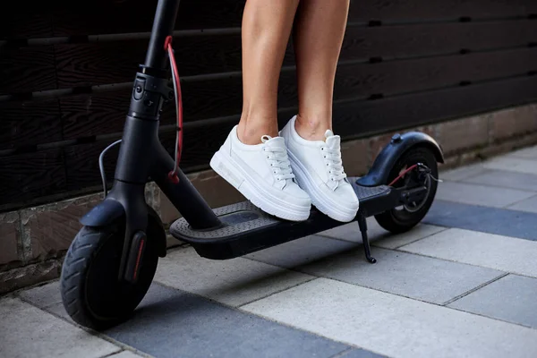 Nahaufnahme Von Frauenbeinen Die Auf Einem Elektroroller Der Innenstadt Stehen — Stockfoto