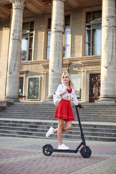 Mulher Loira Jovem Posando Com Scooter Elétrico Preto Centro Cidade — Fotografia de Stock