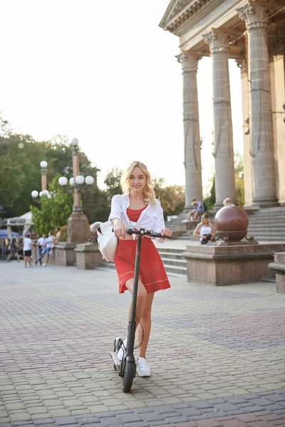Young Blond Woman Posing Black Electric Scooter City Center Front — Stock Photo, Image