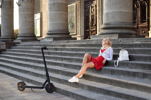 Young Blond Woman Sitting Staircase Old Historical Building Pillars City — Stock Photo, Image