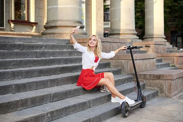 Mujer Rubia Joven Sentada Escalera Del Antiguo Edificio Histórico Centro — Foto de Stock