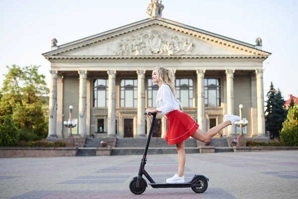 Joven Rubia Montada Scooter Eléctrico Negro Centro Ciudad Frente Antiguo — Foto de Stock