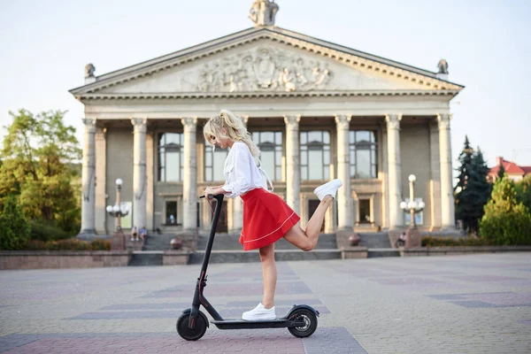 Mulher Loira Jovem Montando Scooter Elétrico Preto Centro Cidade Frente — Fotografia de Stock