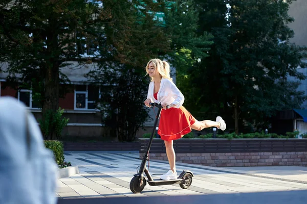 Jonge Blonde Vrouw Rijdend Elektrische Scooter Het Centrum Vrouw Rood — Stockfoto