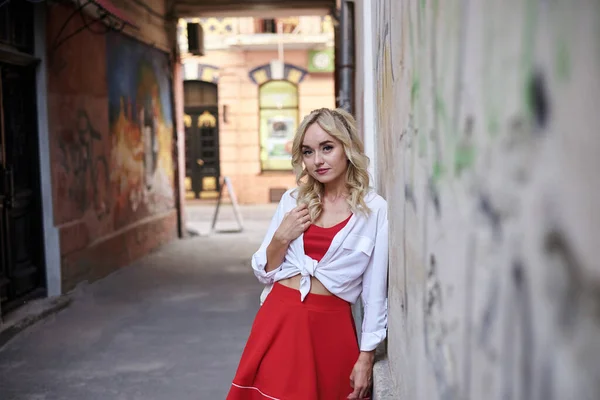 Jeune Femme Blonde Penchée Sur Vieux Mur Bâtiment Centre Ville — Photo