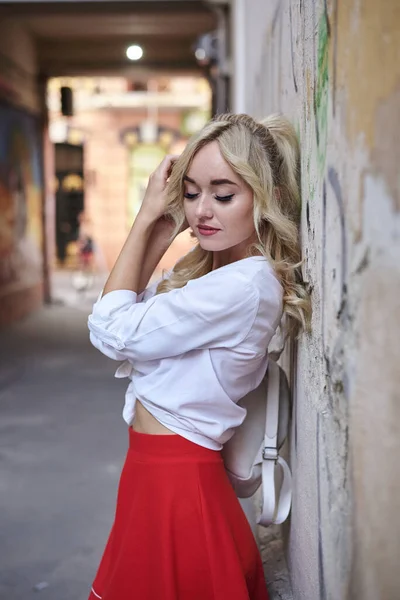 Joven Mujer Rubia Apoyada Vieja Pared Del Edificio Centro Ciudad — Foto de Stock