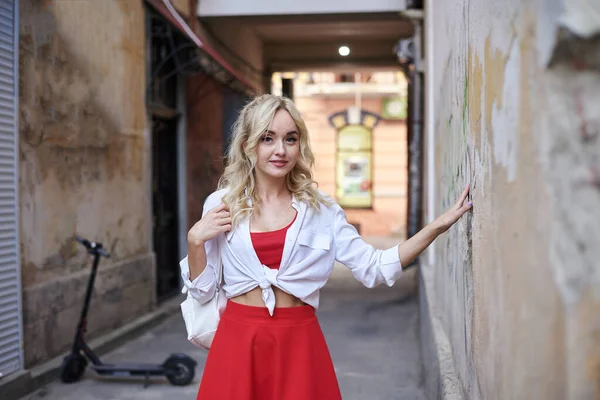 Jeune Femme Blonde Penchée Sur Vieux Mur Bâtiment Centre Ville — Photo