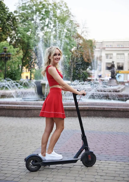 Mulher Loira Jovem Com Scooter Elétrico Centro Cidade Perto Fonte — Fotografia de Stock