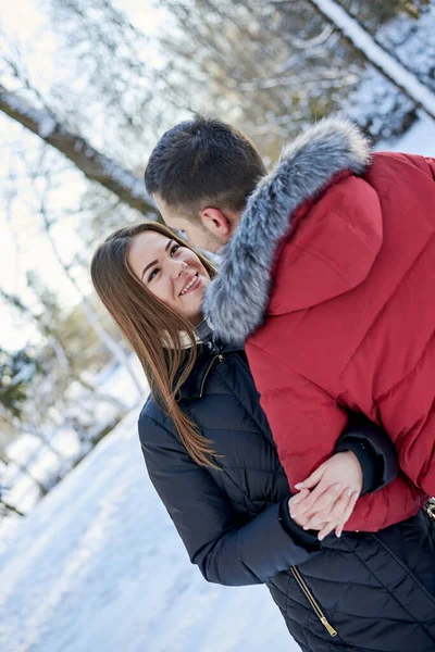 Молодая Пара Влюблена Наслаждается Зимней Погодой Парке Леса Брюнетка Красной — стоковое фото