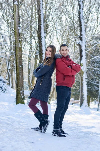 Młoda Zakochana Para Ciesząca Się Zimową Pogodą Parku Brunetka Czerwonej — Zdjęcie stockowe