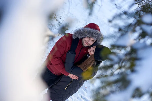 Pareja Joven Enamorada Disfrutando Del Clima Invernal Aire Libre Bosque — Foto de Stock