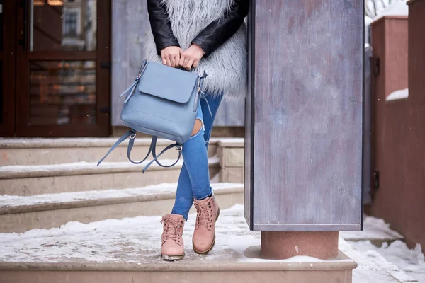 Närbild Kvinnans Underkropp Bär Blå Jeans Grå Päls Och Rosa — Stockfoto