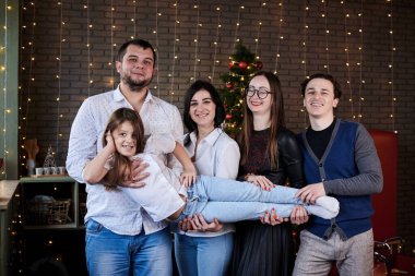 Yeni yıl partisi kutlaması. Arkadaşları ve ailesi evde. Dört genç insan, kucağında küçük bir kız, Noel ışıklarıyla karanlık bir odada, gülümsüyor ve eğleniyorlar. Akrabalarla kış tatili kutlaması.