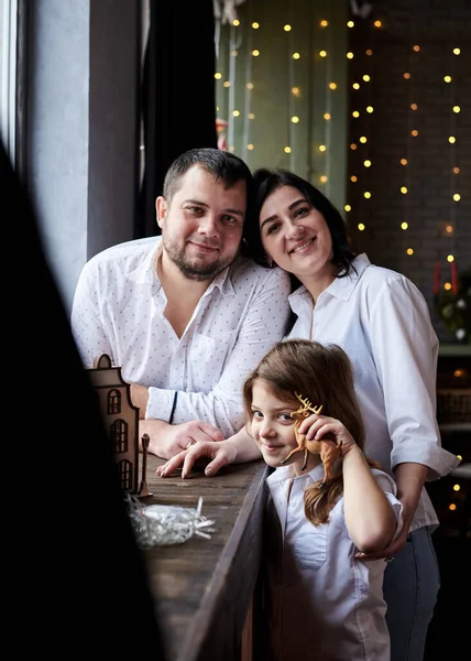 Mutter Vater Und Tochter Stehen Fensterbrett Mit Holzspielzeughaus Und Hirsch — Stockfoto