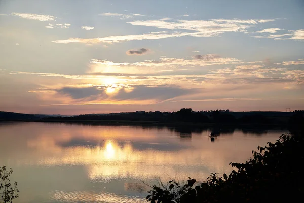 Belle Vue Sur Lac Coucher Soleil Avec Reflet Ciel Bleu — Photo