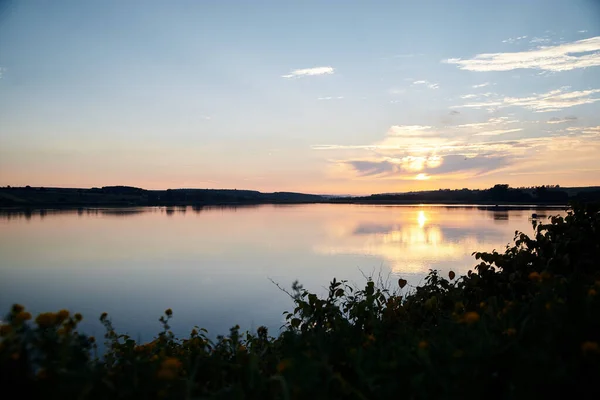 Belle Vue Sur Lac Coucher Soleil Avec Reflet Ciel Bleu — Photo