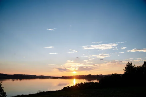Belle Vue Sur Lac Coucher Soleil Avec Reflet Ciel Bleu — Photo