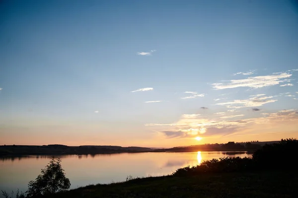 Belle Vue Sur Lac Coucher Soleil Avec Reflet Ciel Bleu — Photo