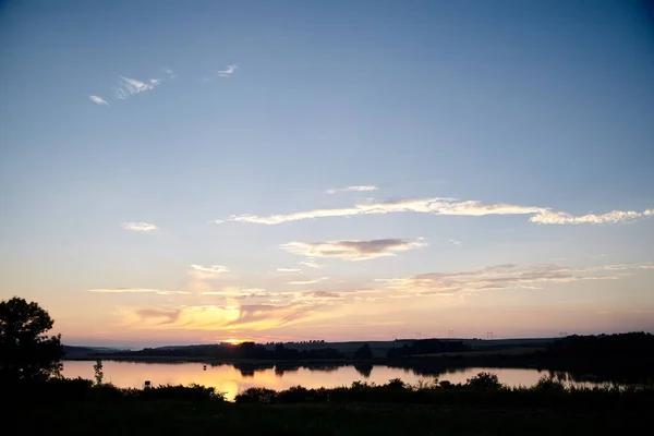 Belle Vue Sur Lac Coucher Soleil Avec Reflet Ciel Bleu — Photo
