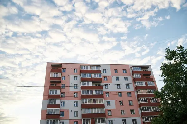 Vista Desde Abajo Colorido Edificio Apartamentos Color Rosa Frente Cielo — Foto de Stock