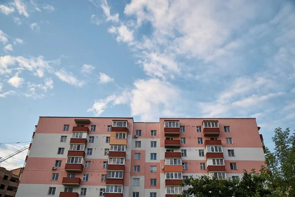 Vista Desde Abajo Colorido Edificio Apartamentos Color Rosa Frente Cielo — Foto de Stock