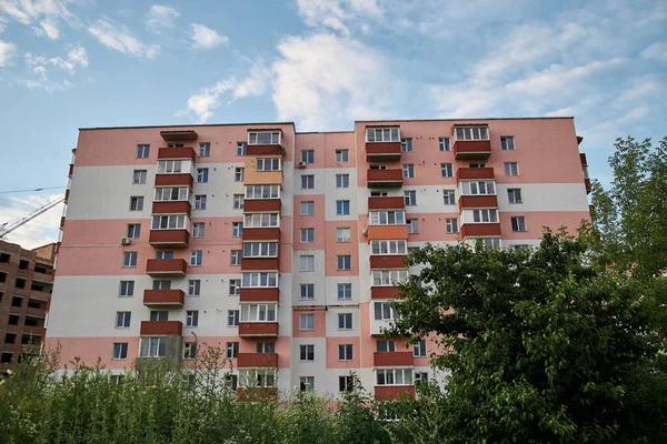 Vista Desde Abajo Colorido Edificio Apartamentos Color Rosa Frente Cielo — Foto de Stock