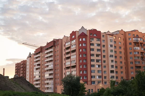 Colorido Edificio Moderno Rojo Anaranjado Frente Cielo Rosado Con Nubes — Foto de Stock