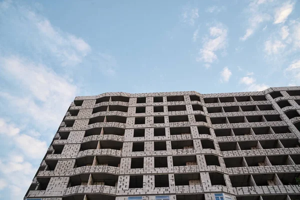 Vista Desde Abajo Construcción Del Edificio Apartamentos Hormigón Gris Frente — Foto de Stock