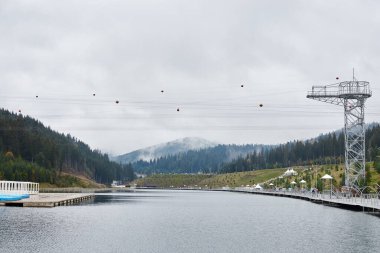 Sonbaharda dağların ortasındaki güzel göl manzarası. Doğal çevreye kaçış tatili. Dağ tatil köyü eğlencesi. Düşük mevsimde Bukovel kayak merkezi,