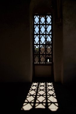 Müzeye dönüştürülmüş eski bir kale binası. Yaz tatili. Tarihi yerleri gezmek için tarihi bir gezi. Kültürel eğitim kavramı.