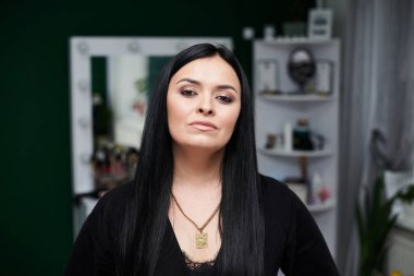 Güzellik stüdyosundaki makyözün portresi. Güzellik salonunda çalışma süreci. Profesyonel stilistin yardımıyla gala yemeğine hazırlanıyorum..