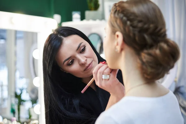 Preparándome Para Fiesta Artista Maquillaje Profesional Pintando Los Labios Las — Foto de Stock