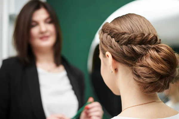 大きな鏡の前で女性のクライアントのためのコーヒーを作るプロの美容師 美容室での作業プロセス 花嫁は美容室で結婚式の準備をします 可愛い髪型のクローズアップ写真 — ストック写真
