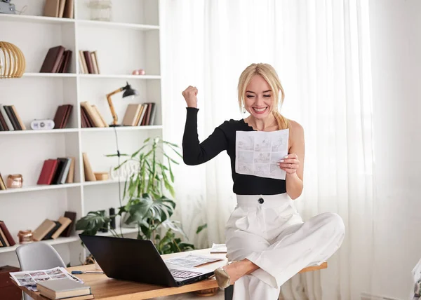 Mujer Rubia Joven Vistiendo Top Negro Pantalones Blancos Sentado Mesa — Foto de Stock