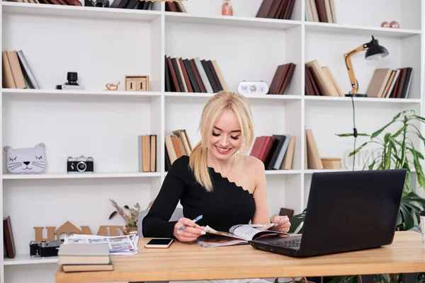 Young Blond Woman Wearing Black Top Sitting Table Black Laptop — Foto de Stock