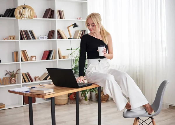 Mulher Loira Jovem Vestindo Calças Pretas Brancas Sentada Mesa Trabalhando Fotografia De Stock