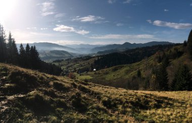 Ukrayna 'nın dağlarındaki muhteşem doğal manzara. Dünyayı dolaş, vahşi yerler keşfet. Çevre hareketini koru. Güneşin doğuşu sisli dağlarda. Sonbahar yürüyüşü.