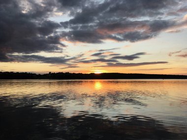 Kırsal alanda gün batımının muhteşem manzarası. Mavi mor gökyüzünde pembe mor bulutlar. Kırsalda sakin bir akşam. Büyülü atmosfer meditasyon ve rahatlama için mükemmeldir..