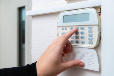Bir dairenin, evin ya da iş yerinin alarm sistemine elle giriş şifresi. Lastik ve hırsıza karşı izleme ve koruma konsolu