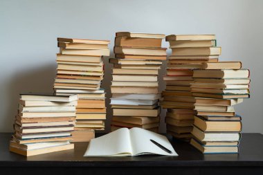 Masada bir yığın kitap var. Sınavdan önce çalışıyorum. Antika kitap yığını. Eğitim ve öğrenim kavramı