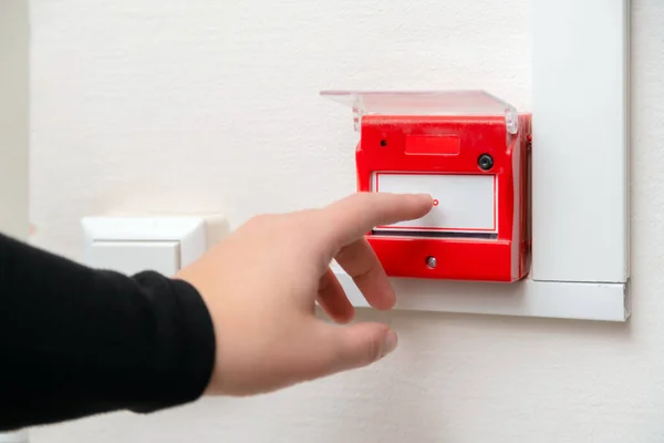 Mano Premendo Pulsante Allarme Antincendio Scuola Ufficio Primo Piano Della — Foto Stock