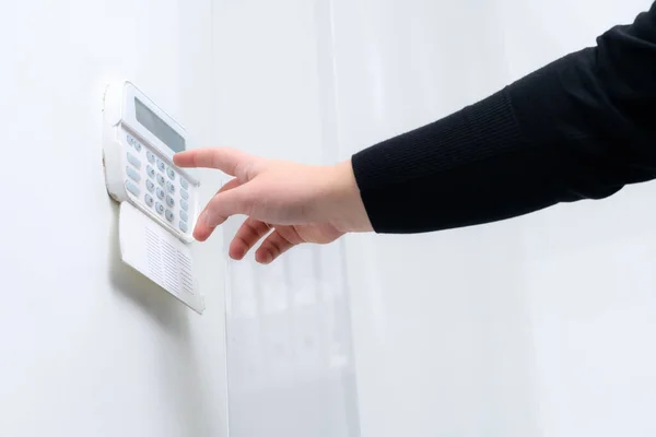 Mano Inserendo Password Del Sistema Allarme Appartamento Casa Ufficio Commerciale — Foto Stock